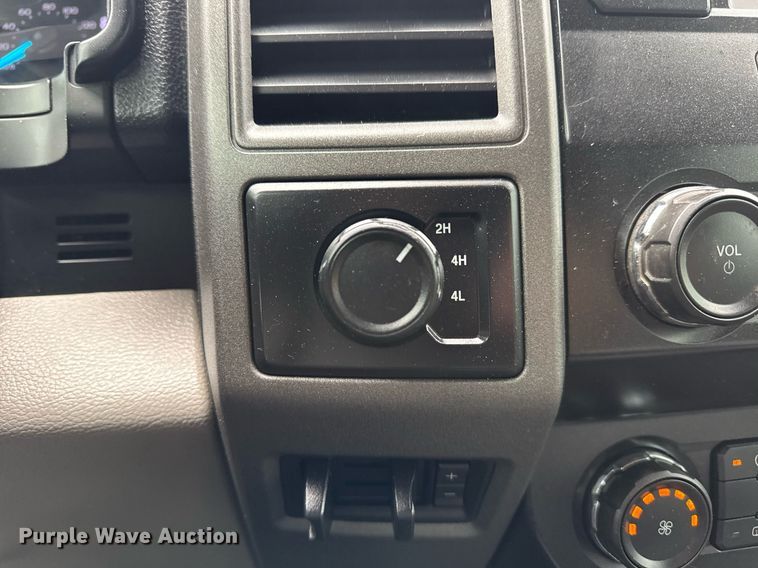 image for item EG5780 2019 Ford F350 Super Duty Crew Cab flatbed pickup truck