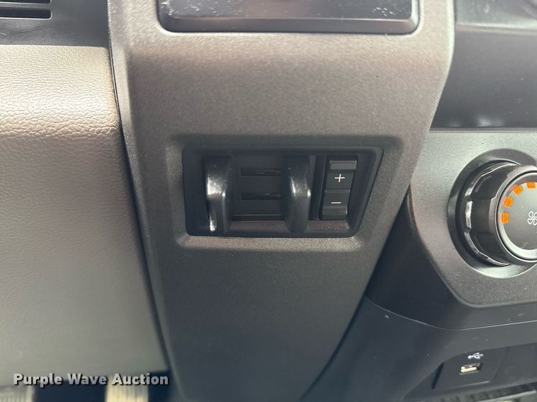 image for item EG5780 2019 Ford F350 Super Duty Crew Cab flatbed pickup truck