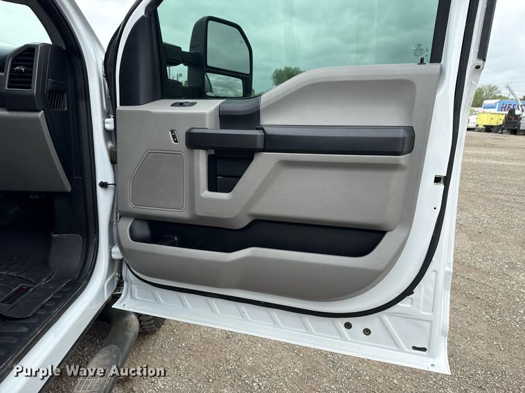 image for item EG5780 2019 Ford F350 Super Duty Crew Cab flatbed pickup truck