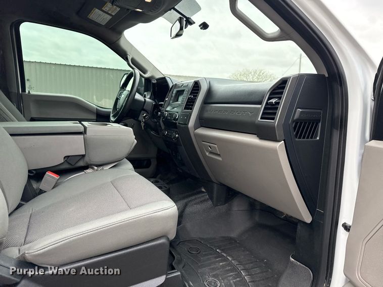 image for item EG5780 2019 Ford F350 Super Duty Crew Cab flatbed pickup truck