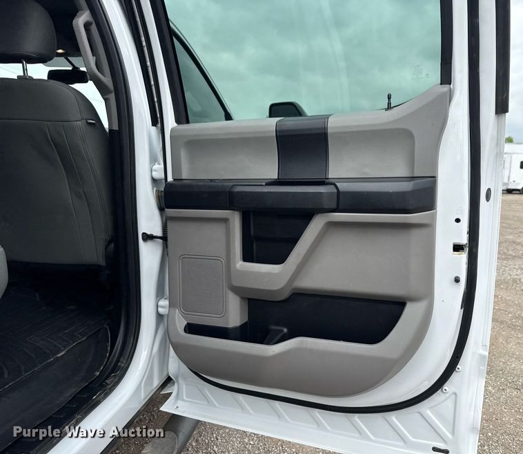 image for item EG5780 2019 Ford F350 Super Duty Crew Cab flatbed pickup truck