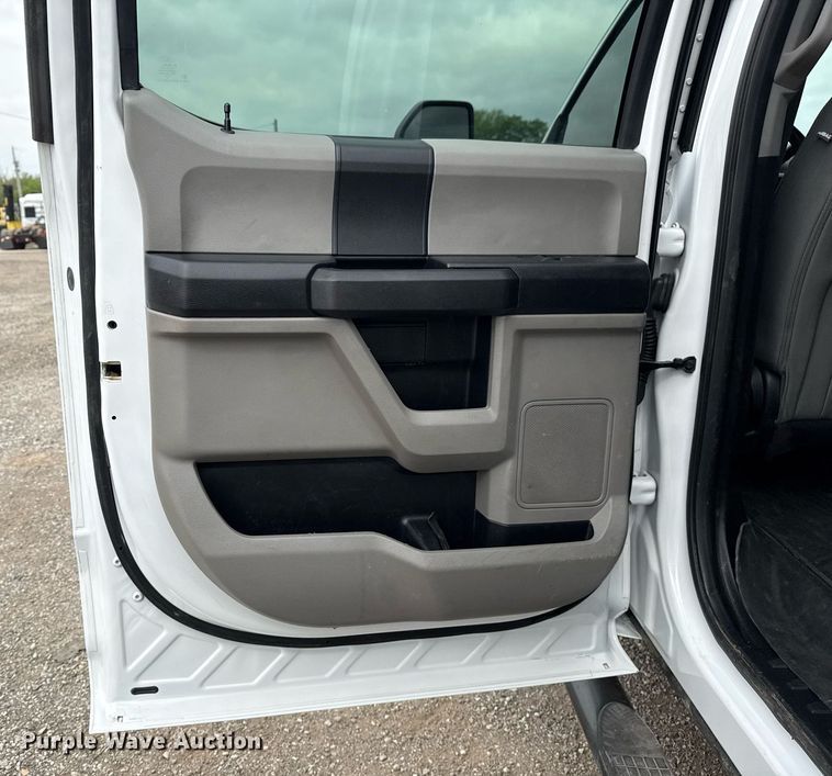 image for item EG5780 2019 Ford F350 Super Duty Crew Cab flatbed pickup truck