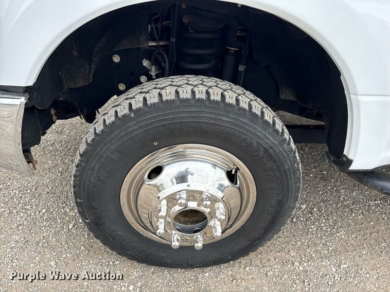 image for item EG5780 2019 Ford F350 Super Duty Crew Cab flatbed pickup truck