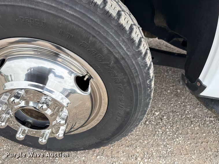 image for item EG5780 2019 Ford F350 Super Duty Crew Cab flatbed pickup truck