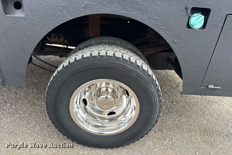 image for item EG5780 2019 Ford F350 Super Duty Crew Cab flatbed pickup truck