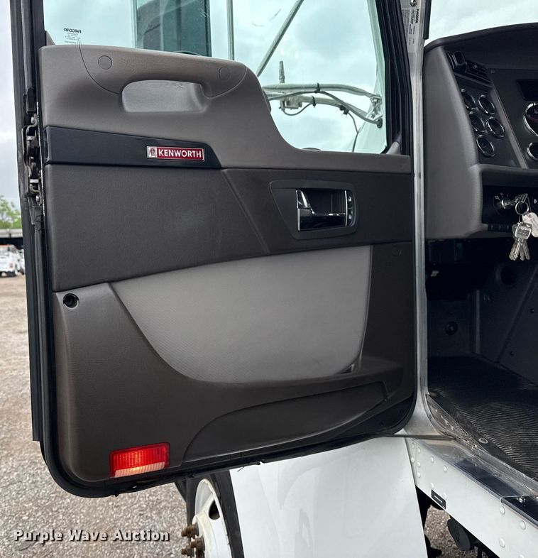image for item EG5798 2019 Kenworth T370 box truck