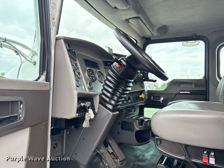 image for item EG5798 2019 Kenworth T370 box truck