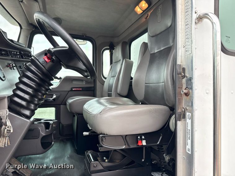 image for item EG5798 2019 Kenworth T370 box truck