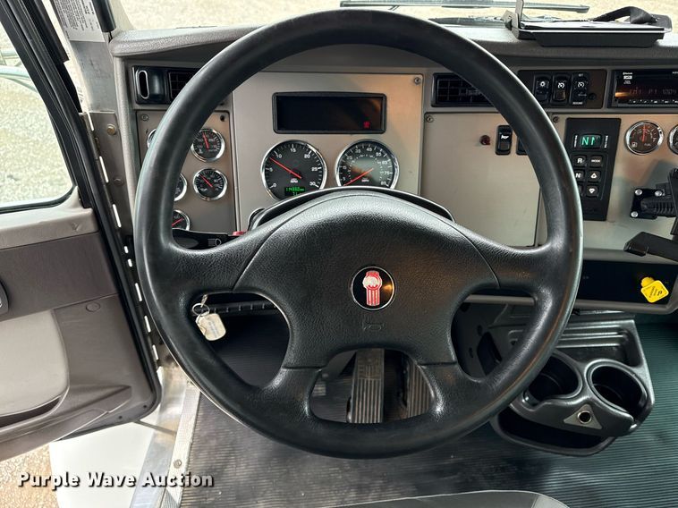 image for item EG5798 2019 Kenworth T370 box truck