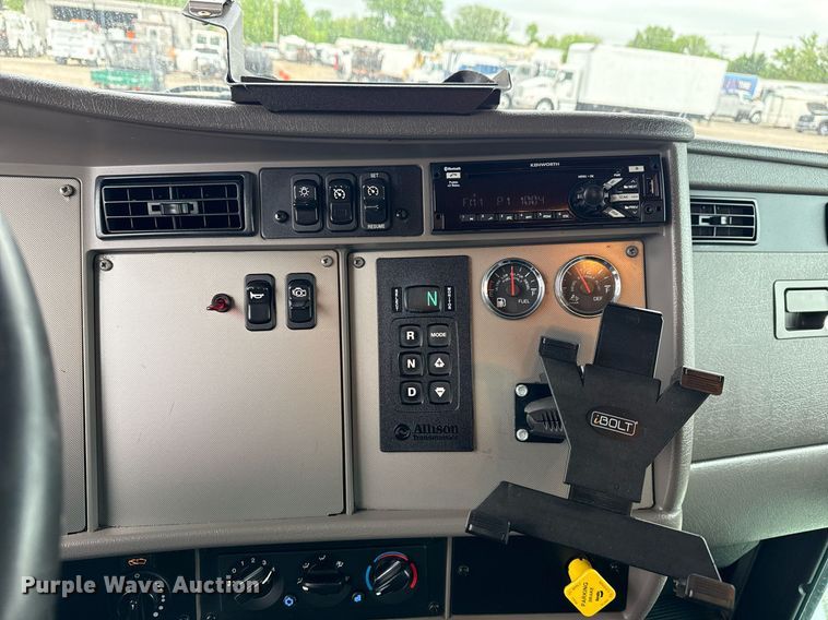 image for item EG5798 2019 Kenworth T370 box truck