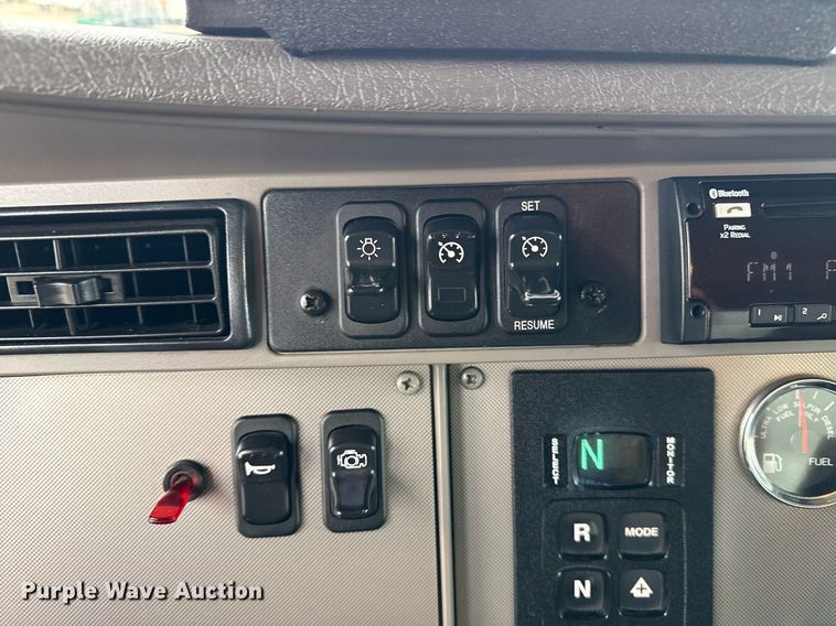 image for item EG5798 2019 Kenworth T370 box truck