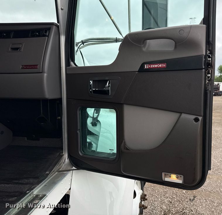 image for item EG5798 2019 Kenworth T370 box truck