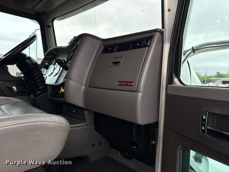 image for item EG5798 2019 Kenworth T370 box truck