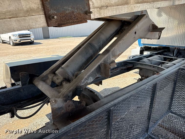 image for item EG5813 2013 International 4400 Crew Cab dump flatbed truck