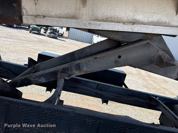 image for item EG5813 2013 International 4400 Crew Cab dump flatbed truck