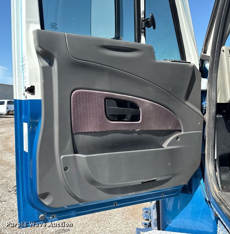 image for item EG5813 2013 International 4400 Crew Cab dump flatbed truck