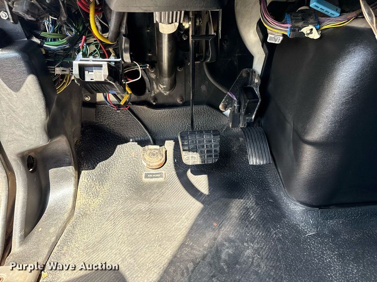 image for item EG5813 2013 International 4400 Crew Cab dump flatbed truck