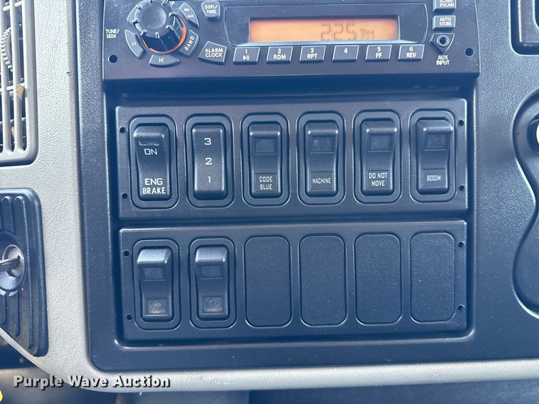 image for item EG5813 2013 International 4400 Crew Cab dump flatbed truck