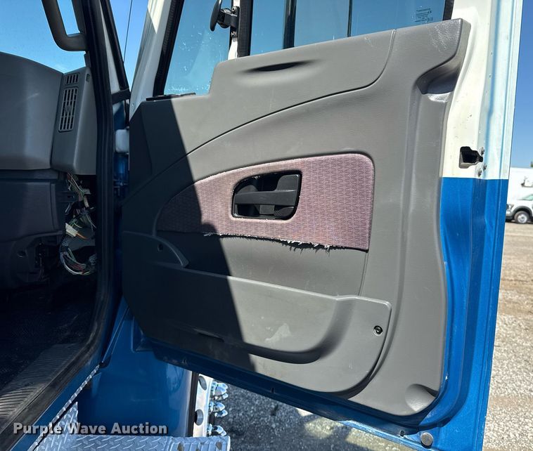 image for item EG5813 2013 International 4400 Crew Cab dump flatbed truck