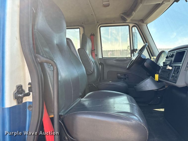 image for item EG5813 2013 International 4400 Crew Cab dump flatbed truck