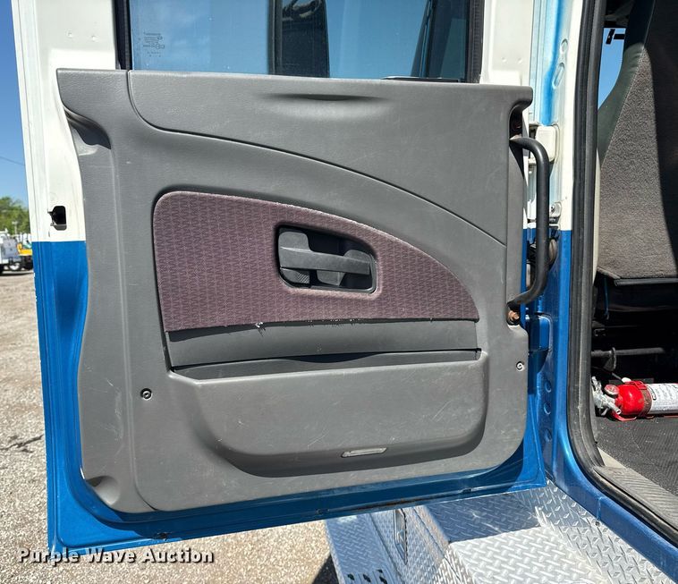 image for item EG5813 2013 International 4400 Crew Cab dump flatbed truck