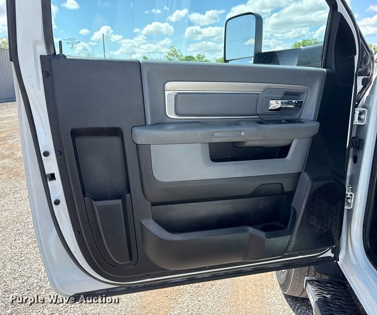 image for item EG5818 2017 Dodge Ram 5500HD box truck