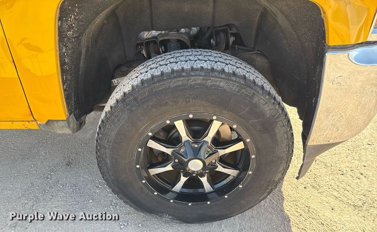 image for item EJ4506 2017 Chevrolet Silverado 3500HD utility bed pickup truck