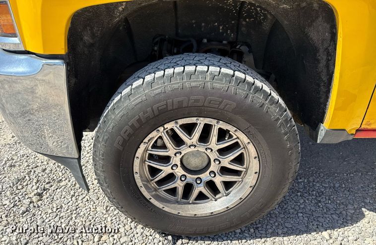 image for item EJ4512 2017 Chevrolet Silverado 3500HD utility bed pickup truck