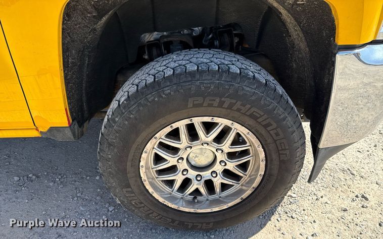 image for item EJ4512 2017 Chevrolet Silverado 3500HD utility bed pickup truck