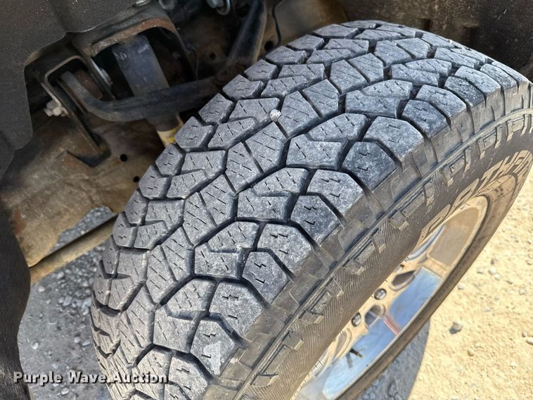 image for item EJ4512 2017 Chevrolet Silverado 3500HD utility bed pickup truck