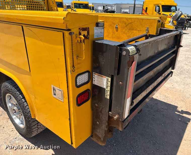 image for item EJ4521 2016 Ford F350 Super Duty utility bed pickup truck