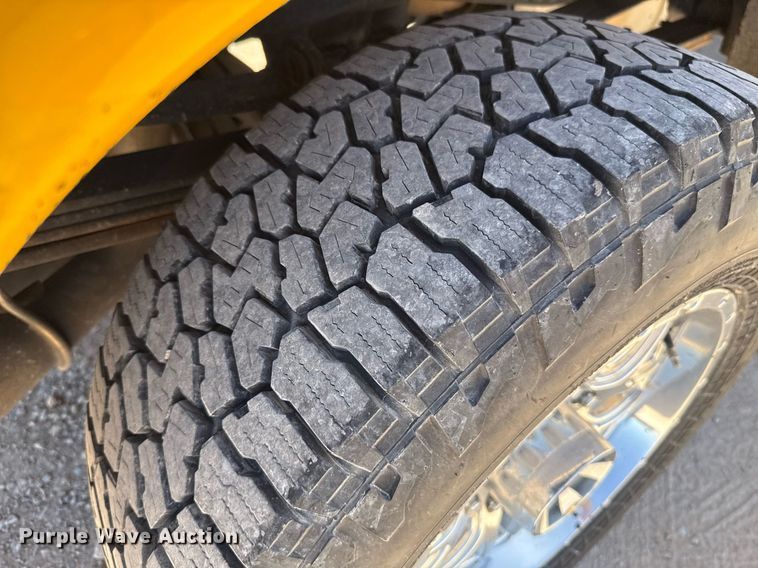 image for item EJ4521 2016 Ford F350 Super Duty utility bed pickup truck