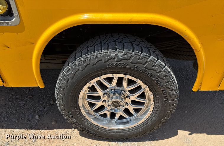 image for item EJ4521 2016 Ford F350 Super Duty utility bed pickup truck