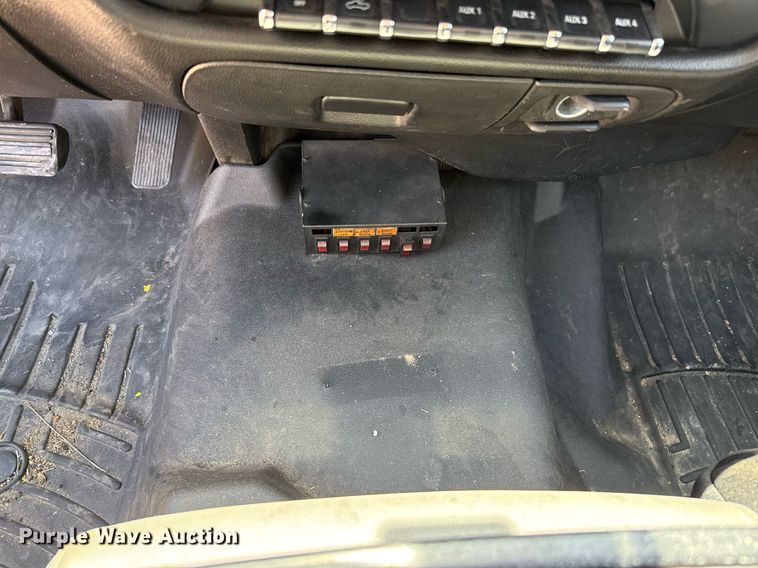 image for item EJ4524 2018 Chevrolet Silverado 3500HD utility bed pickup truck