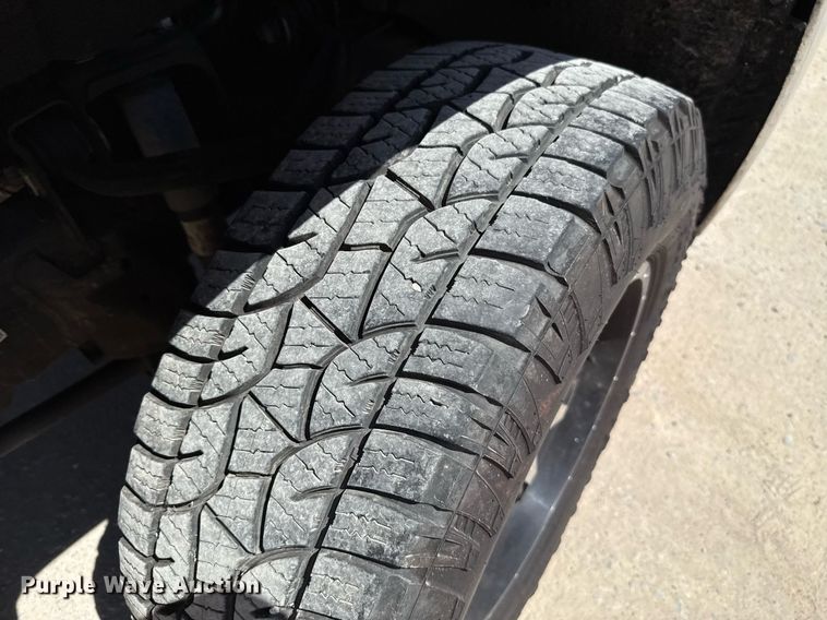 image for item EJ4526 2018 Chevrolet Silverado 3500HD utility bed pickup truck