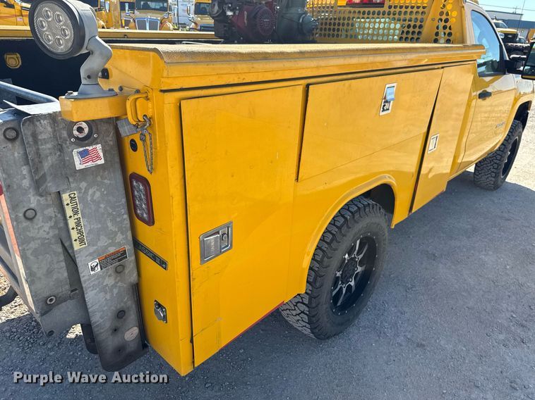 image for item EJ4534 2018 Chevrolet Silverado 3500HD utility bed pickup truck