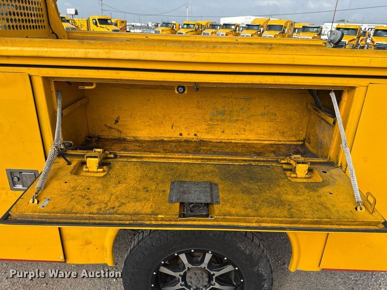 image for item EJ4539 2017 Chevrolet Silverado 3500HD utility bed pickup truck