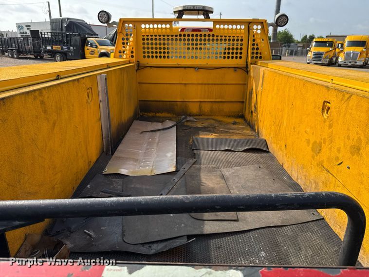 image for item EJ4539 2017 Chevrolet Silverado 3500HD utility bed pickup truck