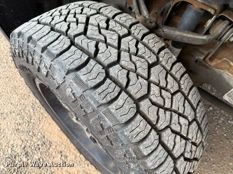 image for item EJ4539 2017 Chevrolet Silverado 3500HD utility bed pickup truck