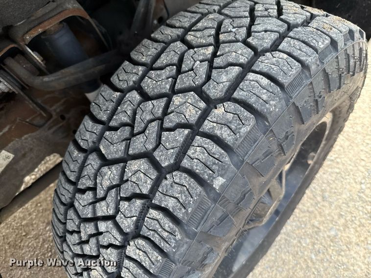 image for item EJ4539 2017 Chevrolet Silverado 3500HD utility bed pickup truck