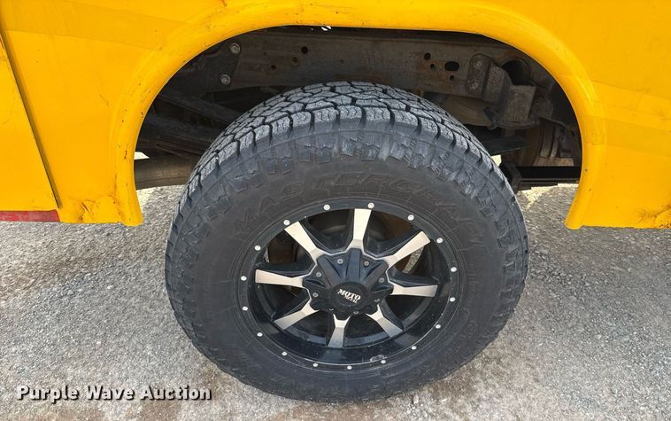 image for item EJ4539 2017 Chevrolet Silverado 3500HD utility bed pickup truck