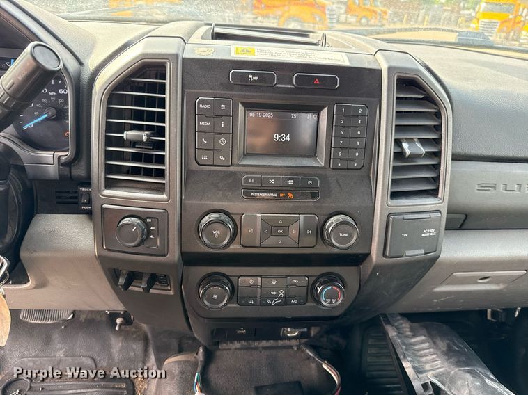 image for item EJ4540 2020 Ford F350 Super Duty utility bed pickup truck