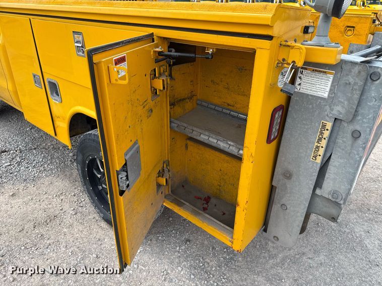 image for item EJ4548 2018 Chevrolet Silverado 3500HD utility bed pickup truck