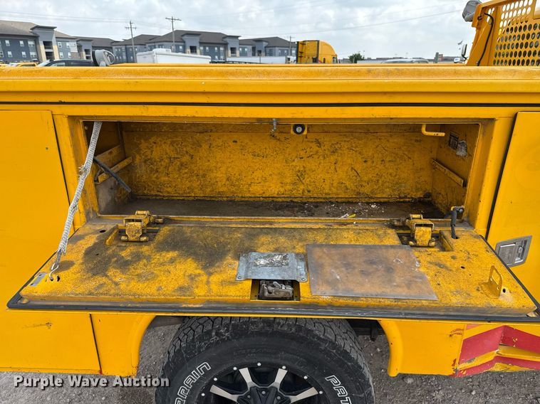 image for item EJ4548 2018 Chevrolet Silverado 3500HD utility bed pickup truck