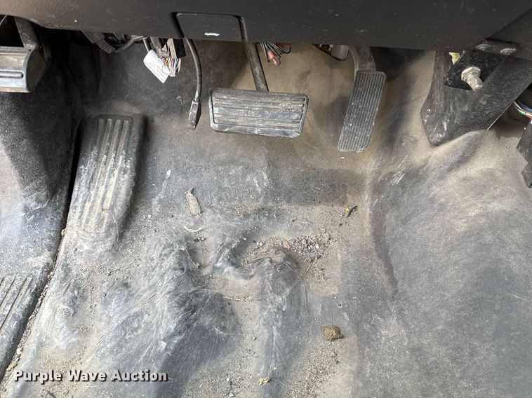 image for item EJ4548 2018 Chevrolet Silverado 3500HD utility bed pickup truck