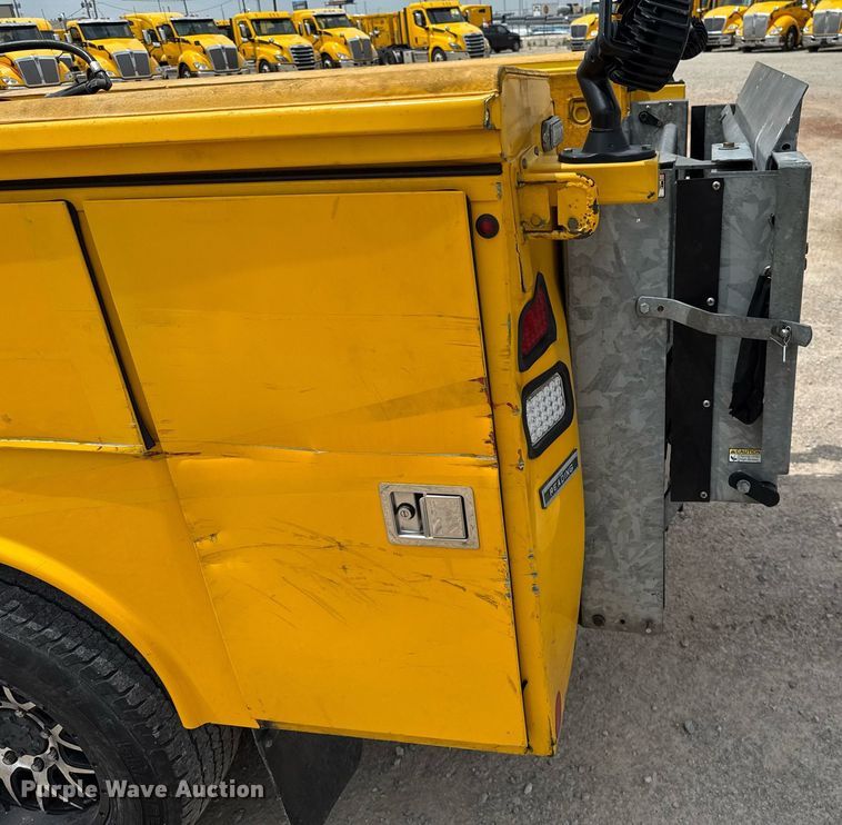 image for item EJ4549 2017 Ford F350 Super Duty utility bed pickup truck