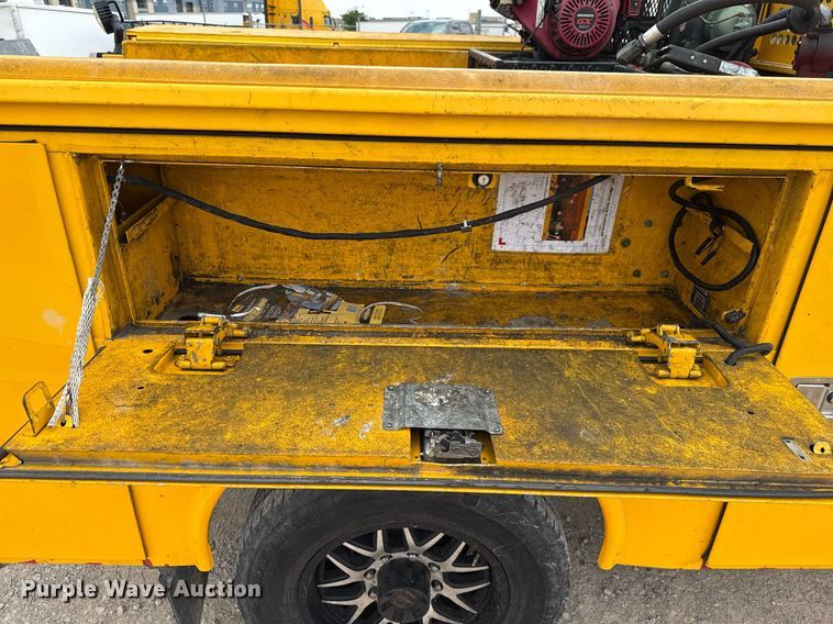 image for item EJ4549 2017 Ford F350 Super Duty utility bed pickup truck