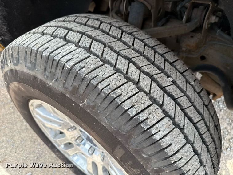 image for item EJ4550 2015 Chevrolet Silverado 3500HD utility bed pickup truck