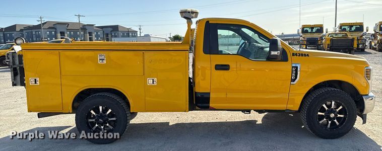 image for item EJ4552 2018 Ford F350 Super Duty XL utility bed pickup truck