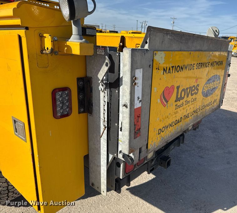 image for item EJ4552 2018 Ford F350 Super Duty XL utility bed pickup truck